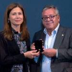 María Jesús Lamas recibe la Insignia de Oro de manos de Julio Ancochea