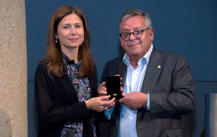 María Jesús Lamas recibe la Insignia de Oro de manos de Julio Ancochea