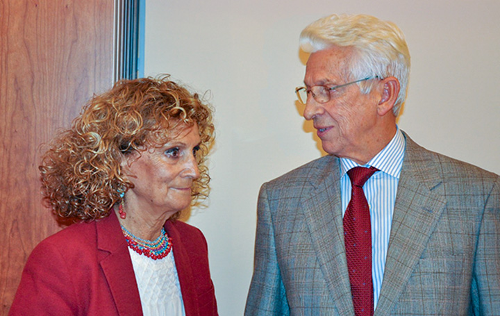 María José Senín Currás (Pitusa) y Vicente Otero, en la entrega de la Insignia de Oro 2016 a Gonzalo Rodríguez Mourullo.