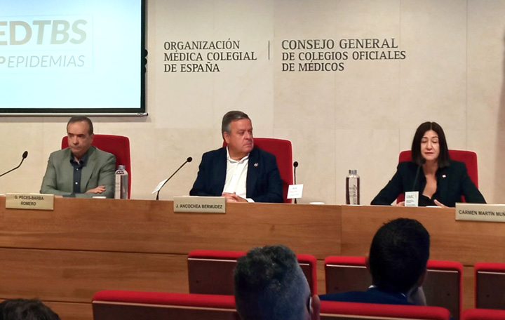 Germán Peces Barba, jefe de Sección de Neumología del Hospital Universitario Fundación Jiménez Díaz; Julio Ancochea, presidente de Asomega y de Red TBS-Stop Epidemias; y Carmen Martín Muñoz, directora del Departamento de Salud de Cruz Roja Española.