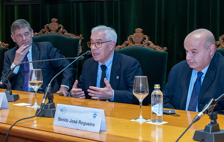 Interviene Emilio Bouza, sentado entre José María Eiros y Benito Regueiro