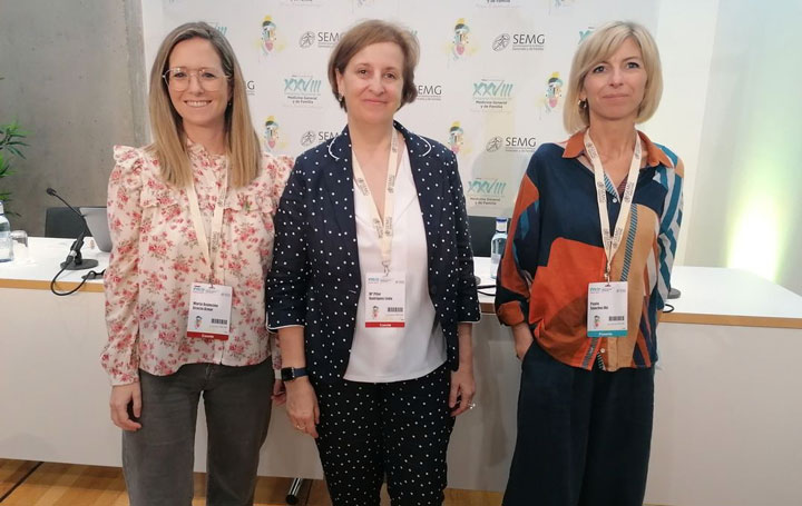 Pilar Rodríguez Ledo, vicepresidenta de la SEMG, entre Paula Sánchez Diz y Asun Graciana, coordinadoras técnicas del proyecto.