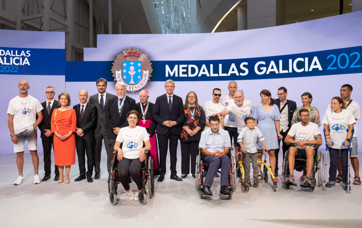 Foto de familia de los galardonados con las Medallas de Ouro de Galicia 2022.