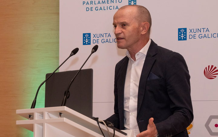 José Ramón González Juanatey durante su intervención en el II Encontro Mundial de Médicos Galegos
