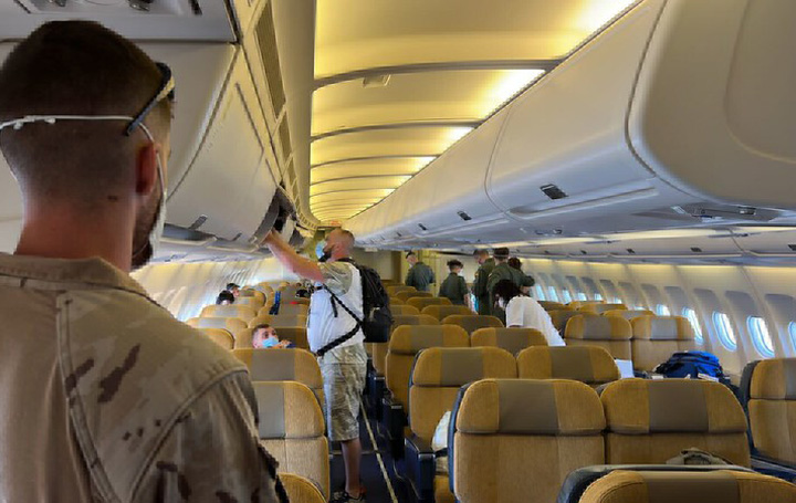 Los pacientes y sus familiares se preparan para desembarcar.