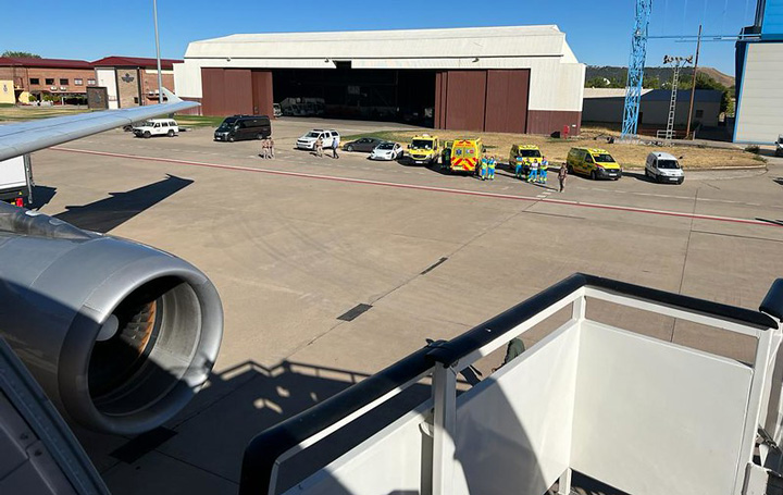 Vista desde el avión de la pista de Torrejón con las ambulancias preparadas.