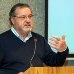 Carlos Bastida durante su intervención en la Feira da Saúde de Asomega, celebrada en Santiago.