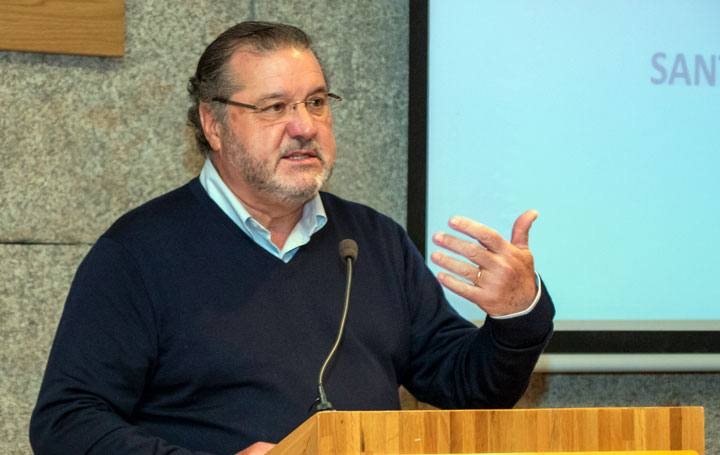 Carlos Bastida durante su intervención en la Feira da Saúde de Asomega, celebrada en Santiago.