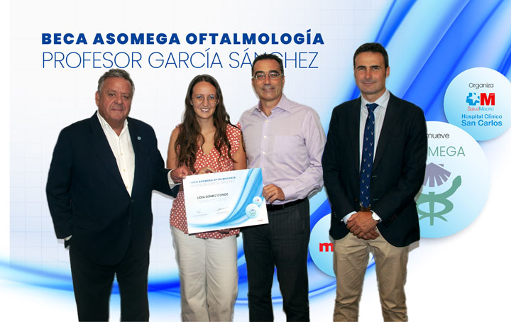 Momento de la entrega de la beca a Lidia Gómez Conde