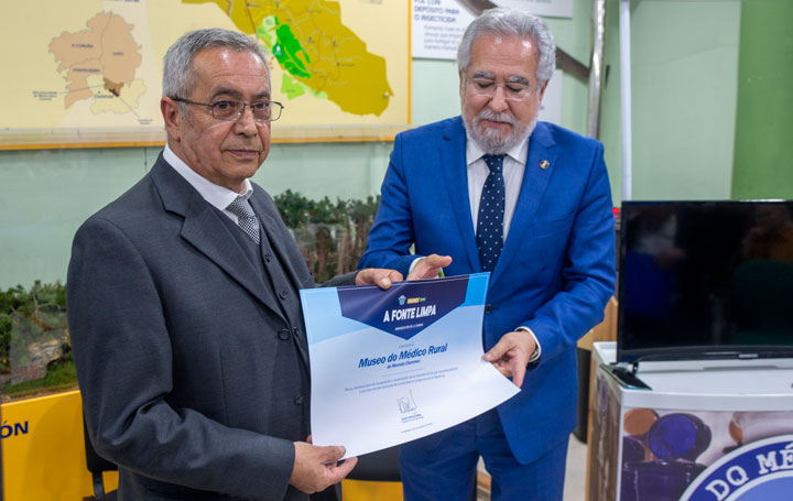 José Manuel Lage recibe del presidente de Parlamento de Galicia, Miguel Santalices, el diploma que le acredita como ganador del I Premio PSN "A Fonte Limpa"