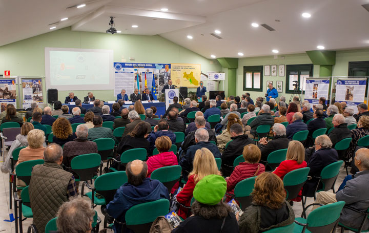 Sala repleta para asistir a la puesta de largo de la Fundación del Museo do Médico Rural.