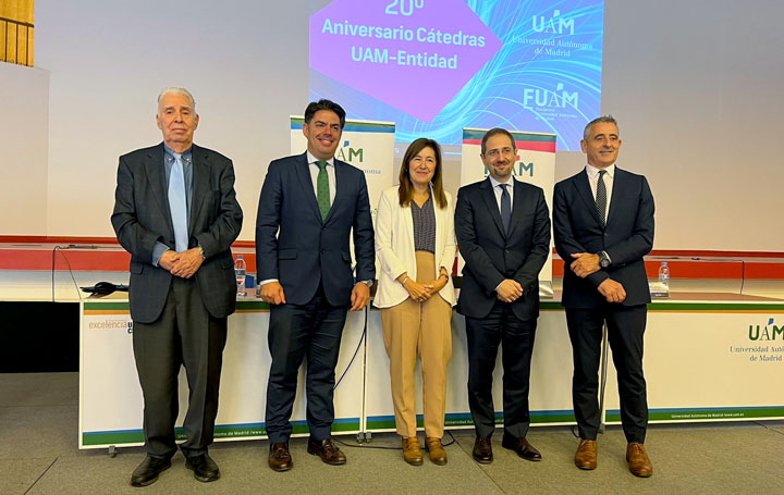 Arsenio Huergo, presidente del Consejo Social de la UAM; Fidel Rodríguez, viceconsejero de Universidades, Ciencia e Innovación de la Comunidad de Madrid; la rectora de la UAM, Amaya Mendikoetxea; Manuel Llamas, viceconsejero de Economía y Hacienda de la Comunidad de Madrid; y José Ramón Seoane, director de la FUAM.