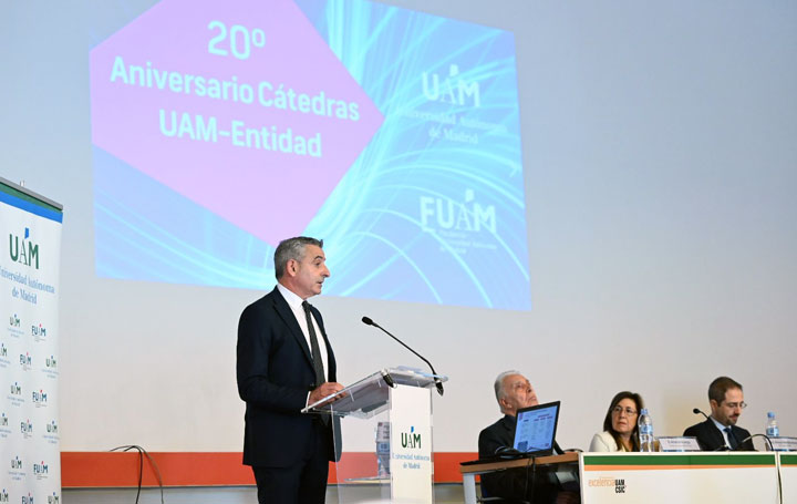 José Ramón Seoane, director de la FUAM, interviene durante el acto. En la mesa, Arsenio Huergo, presidente del Consejo Social de la UAM; la rectora de la UAM, Amaya Mendikoetxea; y Manuel Llamas, viceconsejero de Economía y Hacienda de la Comunidad de Madrid.