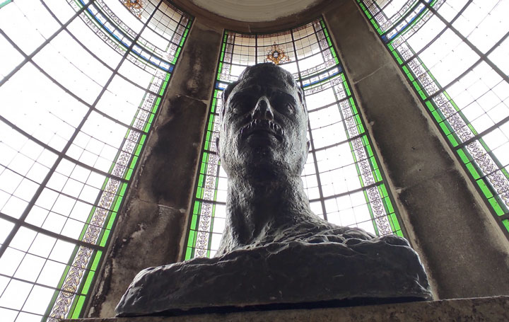 Estatua en homenaje al dr. Nóvoa Santos en la Facultad de Medicina de la USC.