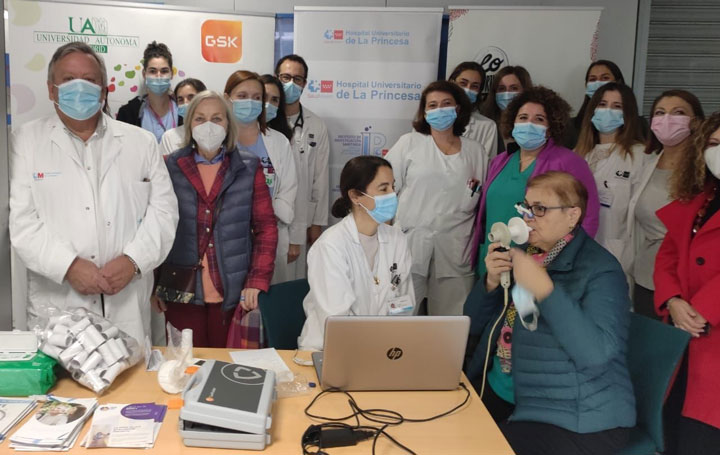 Espirometrías en el Hospital de La Princesa de Madrid con el equipo del dr. Ancochea (primero por la izquierda).