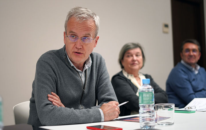 Intervención de Francisco García Río, vicepresidente de Asomega y responsable de su Comité Científico. A la derecha, María Eugenia Blanco Cachafeiro, socia de Asomega, y Roberto Conde, vocal de la Junta Directiva.