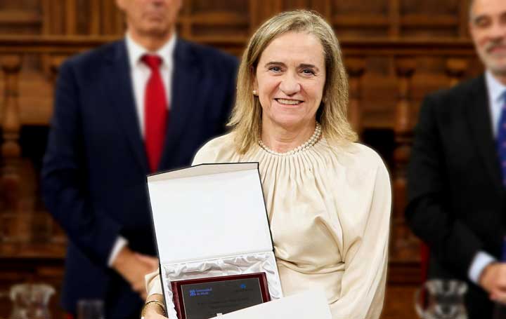 María José Alonso recibe el Premio Doctora de Alcalá.