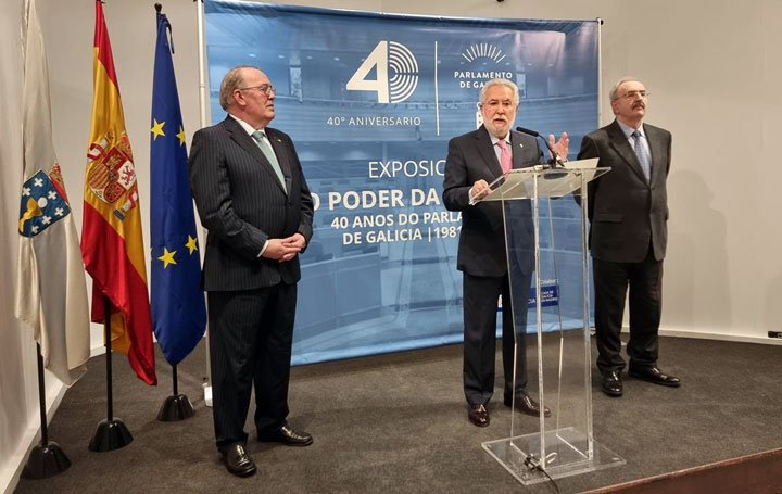 Miguel Santalices interviene en la presentación en Madrid de la exposición, flanqueado por el director de la Casa de Galicia en Madrid, Juan Carlos Serrano López (izquierda) y el comisario de la muestra, Ramón Villares Paz, catedrático de Historia Contemporánea de la USC.