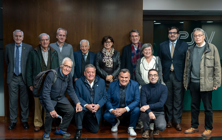 De pie: Esteban Ímaz, Francisco Ruza, Francisco García Río, Miguel Carrero, Ana Fernández-Teijeiro, Roberto Conde, María Eugenia Blanco Cachafeiro, Ramón Mel y Adolfo de la Fuente. Agachados: Aniceto Charro, Julio Ancochea, Felipe Couñago y Julián García Feijóo.