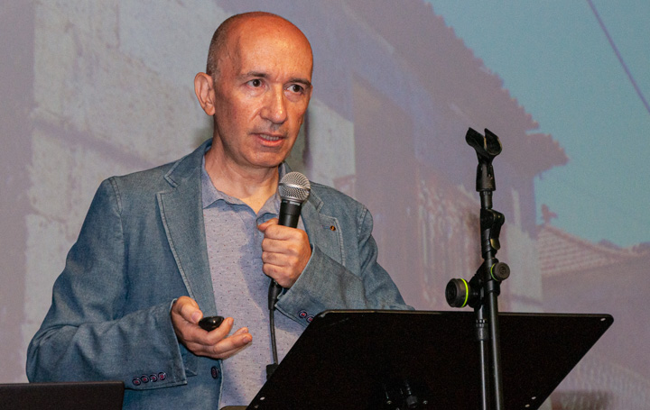 Roberto Fernández Álvarez durante su intervención en el Encontro de Verán de Asomega en Allariz en agosto de 2022.