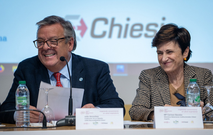 Julio Ancochea, director de la Cátedra, junto a Carmen Basolas, directora de Relaciones Institucionales de Chiesi España