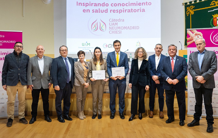 Los becados posan junto con los representantes de la UAM, Chiesi, Neumomadrid y los directores de la Cátedra.