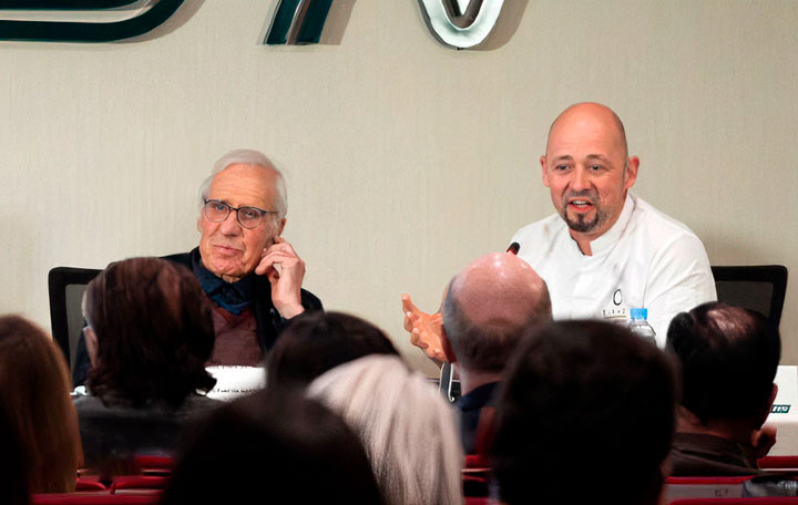 Aniceto Charro, presidente de honor de Asomega, y el chef Iñaki Bretal.