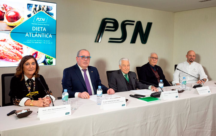 La ponente, Rosaura Leis; Juan Serrano, director de la Casa de Galicia en Madrid; Miguel Carrero, presidente de PSN; Aniceto Charro, presidente de honor de Asomega; y el chef Iñaki Bretal.