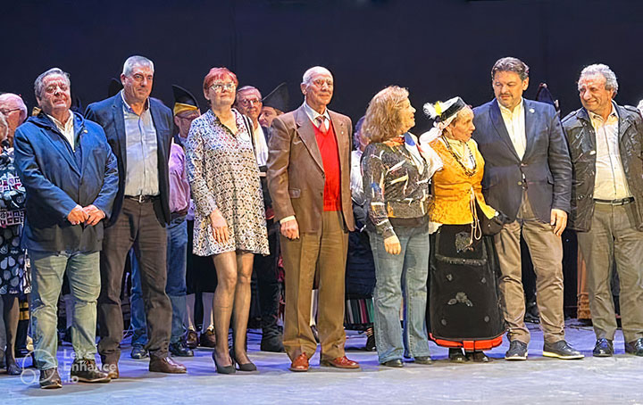 Los representantes de las asociaciones gallegas posan con Jovita Fernández, presidenta de la Agrupación, y el secretario xeral de Emigración de la Xunta, Antonio Rodríguez Miranda.