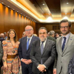 Julio Ancochea, presidente de Asomega; Tristana Moraleja ( diputada por A Coruña); Juan Serrano, director de la Casa de Galicia en Madrid; Miguel Carballeda, presidente de la ONCE y receptor del premio de Aegama; Diego Calvo, vicepresidente segundo y conselleiro de Presidencia, Justicia y Deportes de la Xunta de Galicia; y Julio Lage, presidente de Aegama.