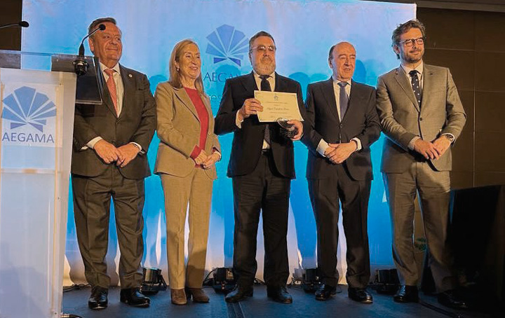 Foto de familia de autoridades tras recibir su premio Miguel Carballeda.