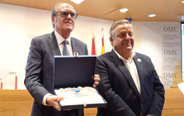 Entrega del premio a Ángel Gabilondo.