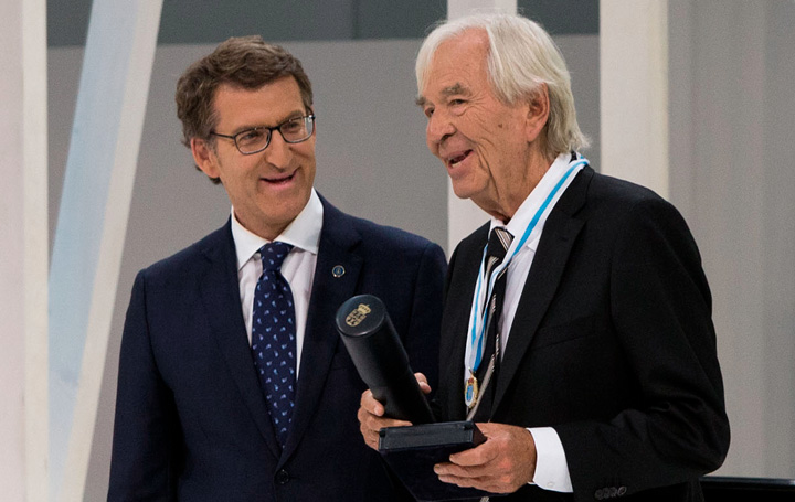 Sánchez Salorio recibe la Medalla de Oro de Galicia.