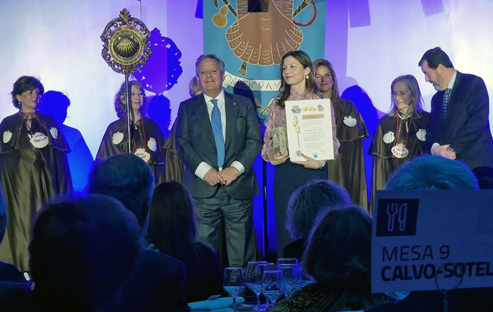 Julio Ancochea, presidente de Asomega, con María José Alonso, directora de la AEMPS y Madrigallega de Oro 2023 al mérito en la Medicina.