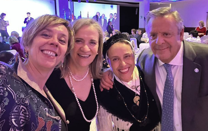 Marisol Soengas, María José Alonso, Jovita Fernández, presidenta de la Agrupación Rosalía de Castro, y Julio Ancochea.