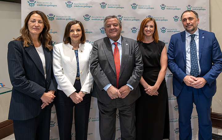Las directoras científicas de los institutos de investigación sanitaria gallegos con el presidente de Asomega y el conselleiro de Sanidade.