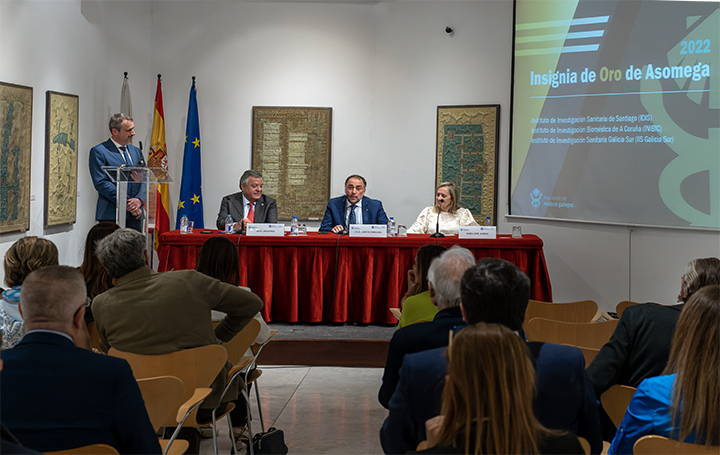 Aspecto de la sala de la Casa de Galicia en Madrid durante el acto de entrega de la Insignia de Oro de Asomega.