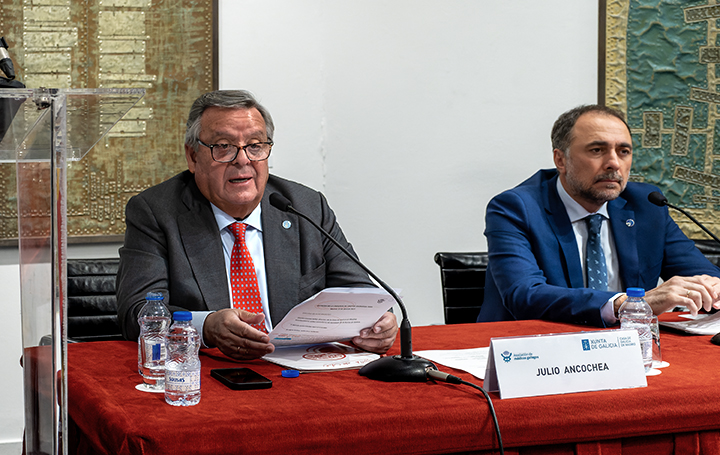 Julio Ancochea, presidente de Asomega, junto al conselleiro de Sanidade de la Xunta de Galicia, Julio García Comesaña.