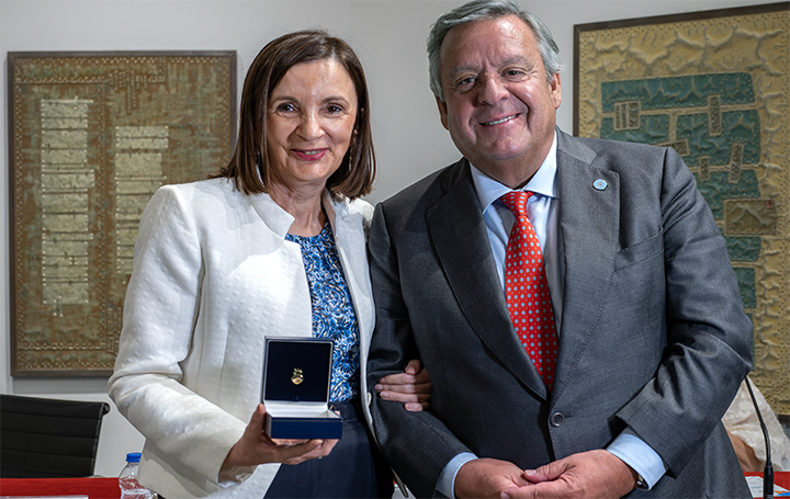 Mariluz Couce, del IDIS, recibe la Insignia de manos de Julio Ancochea.