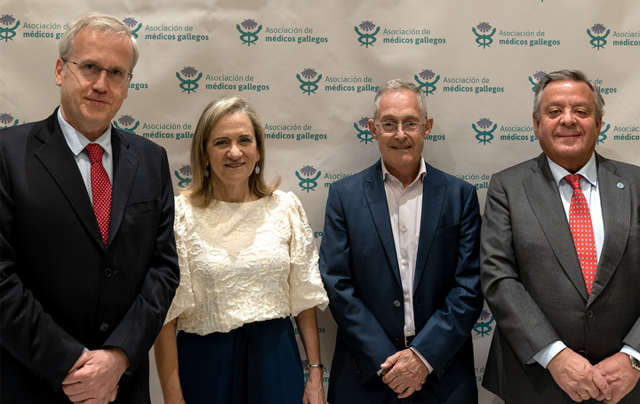 Francisco García Río, vicepresidente de Asomega; los investigadores María José Alonso y Ángel Carracedo; y el presidente de Asomega, Julio Ancochea, antes de la mesa sobre investigación biomédica en Galicia.