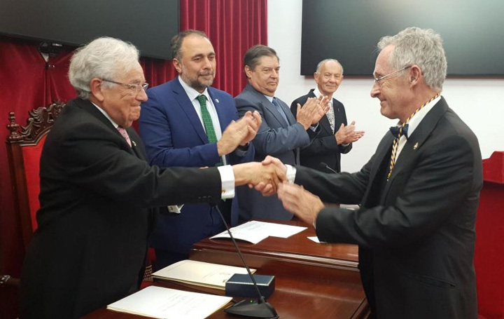 El presidente de la Academia de Galicia, Francisco Martelo, felicita al nuevo académico, Ángel Carracedo.