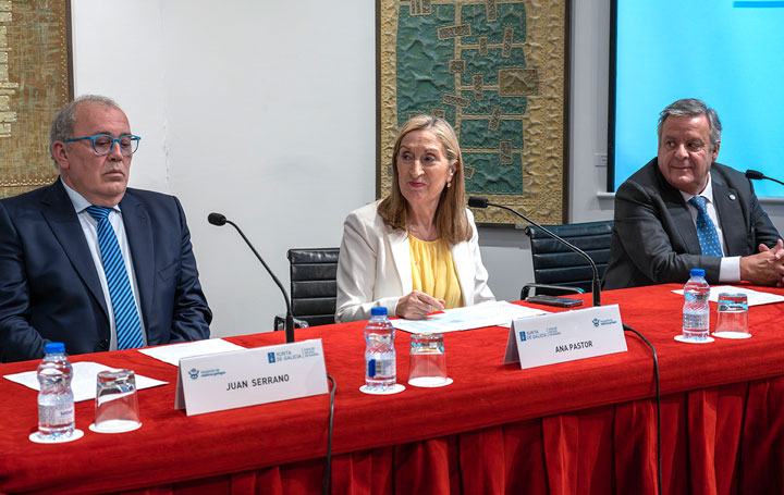 Juan Serrano, director de la Casa de Galicia; Ana Pastor, vicepresidenta segunda del Congreso; y Julio Ancochea, presidente de Asomega, en la inauguración de la II Feira de Saúde de Asomega en la Casa de Galicia.