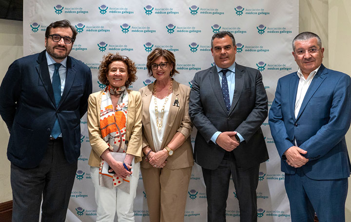 Ramón Mel (AstraZeneca), Mariluz Amador (AECC), Ana Fernández-Teijeiro (SEHOP), Felipe Couñago (Genesis Care) y Rafael López (Servicio de Oncología del CHUS), integrantes de esta primera mesa sobre Oncología.