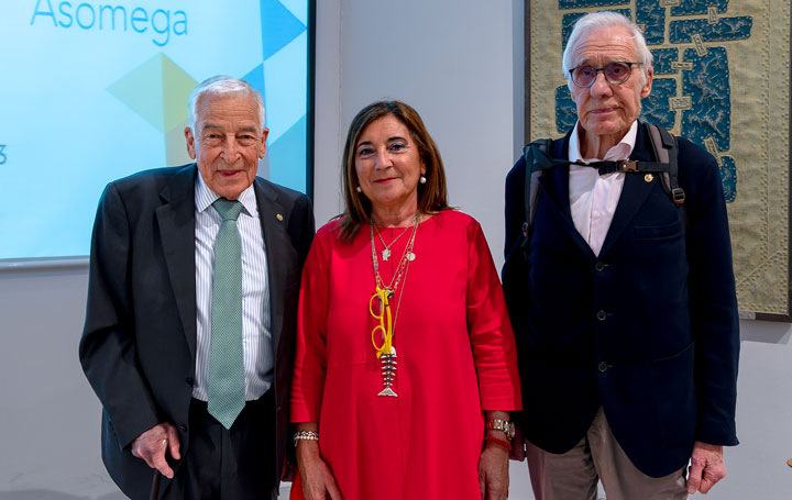 Miguel Carrero, presidente de PSN; Rosaura Leis, catedrática y presidenta de la Fundación Española de la Nutrición; y Aniceto Charro, presidente de honor de Asomega.