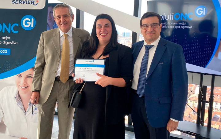 Nieves Martinez Lago, oncóloga del Complejo Hospitalario Universitario de Ferrol, recoge el reconocimiento de la Fundación Eco.