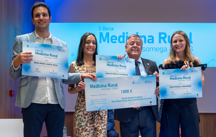 Brais Miguel García, Carlota Bugallo y Sonia Muinelo reciben el primer accésit de manos de Julio Ancochea, presidente de Asomega.