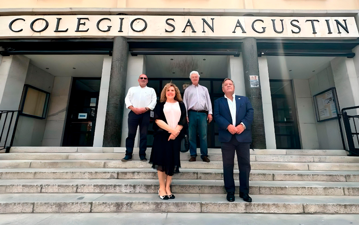 Juan Serrano, director de la Casa de Galicia; Carmen Novoa, de la Orden de la Vieira; Manuel Sandoval, componente del coro A Contraluz; y Julio Asomega, presidente de Asomega.