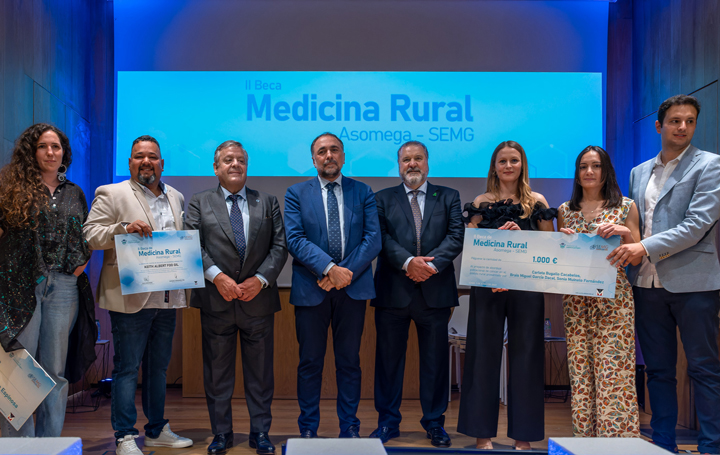 Foto de familia de los reconocidos con la II Beca de Medicina Rural Asomega - SEMG. En el centro, el conselleiro de Sanidade, Julio García Comesaña.