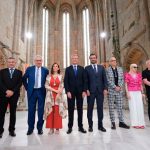 Los ganadores de este año de las Medallas Castelao posan con el presidente de la Xunta, Alfonso Rueda.