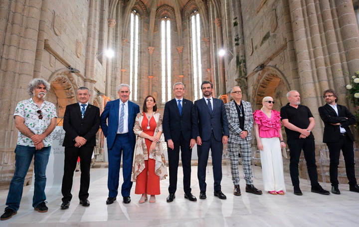 Los ganadores de este año de las Medallas Castelao posan con el presidente de la Xunta, Alfonso Rueda.